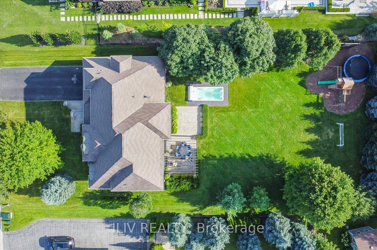 41 Country Club Cres