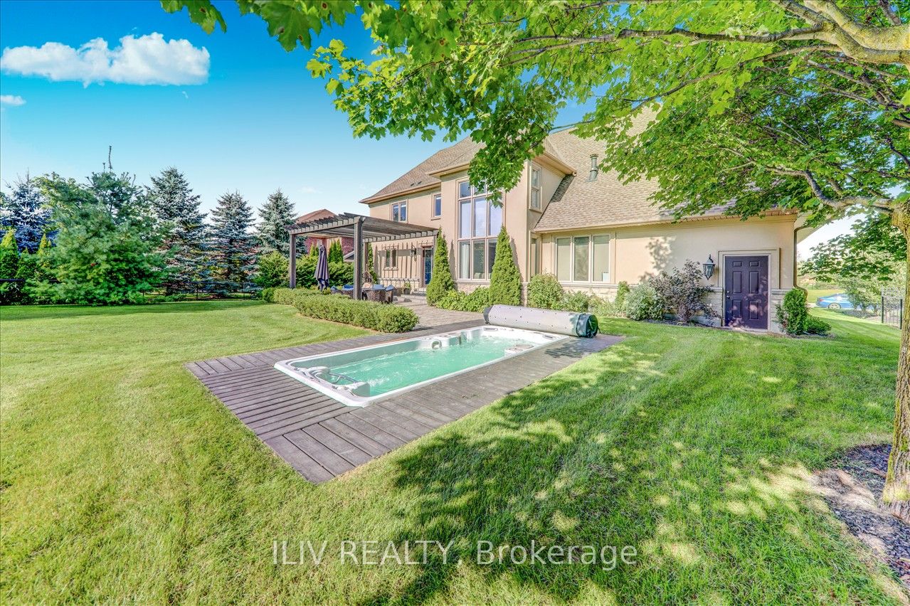 41 Country Club Cres