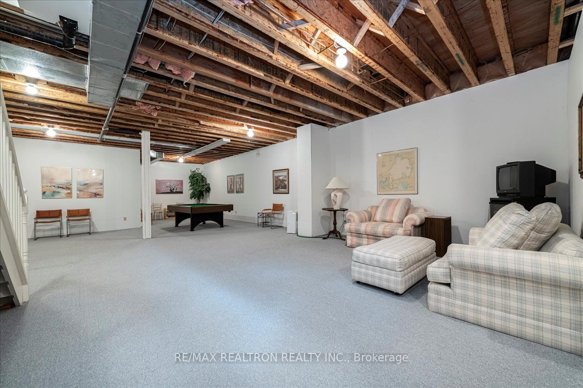 1373 Maple Rd
