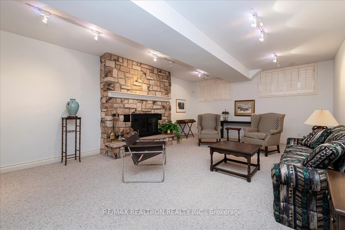 1373 Maple Rd