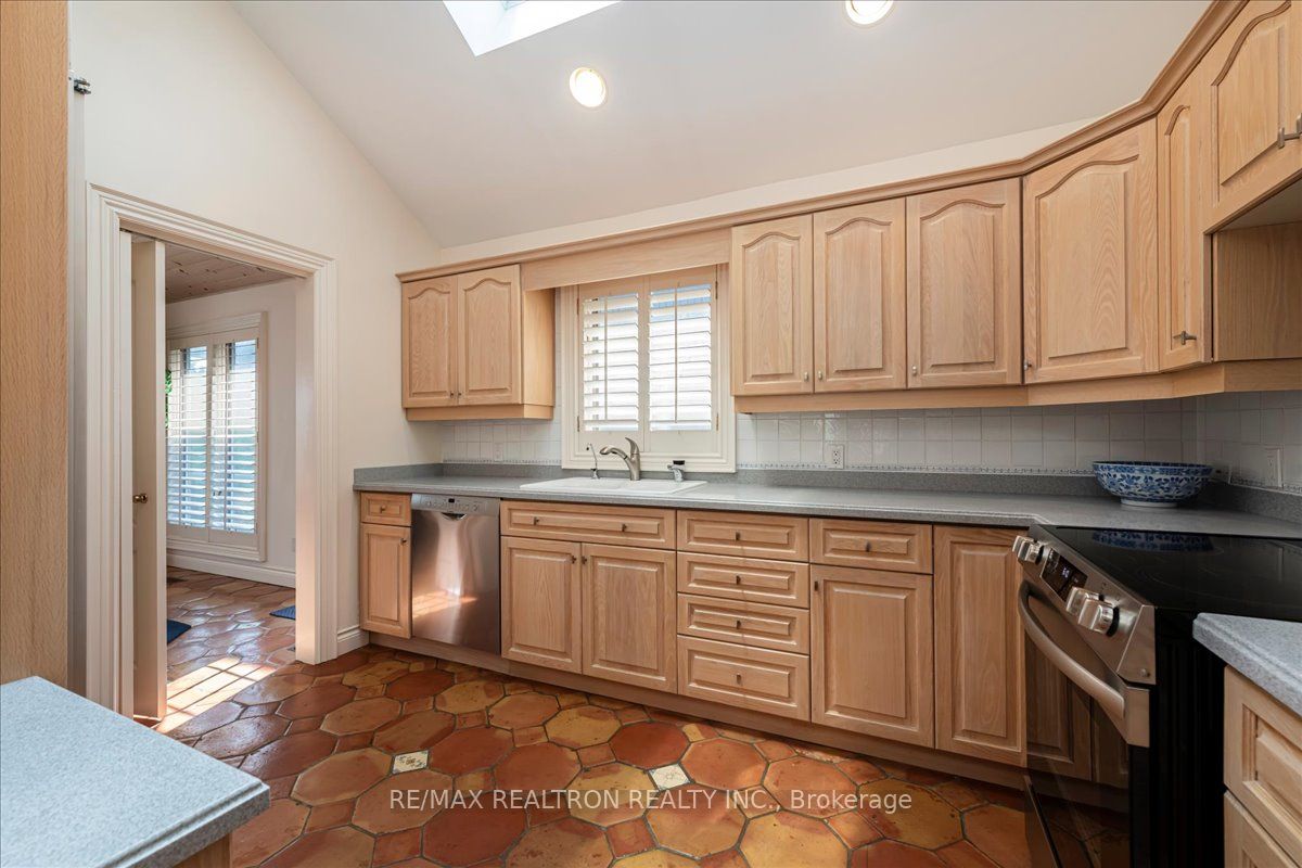 1373 Maple Rd