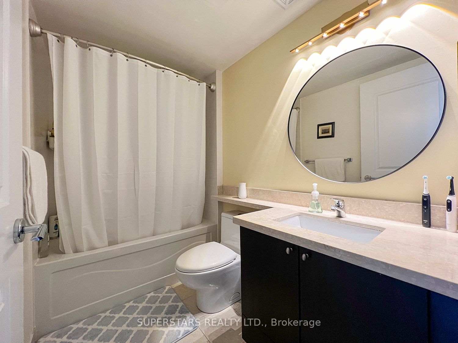 1 Upper Duke Cres, #402A