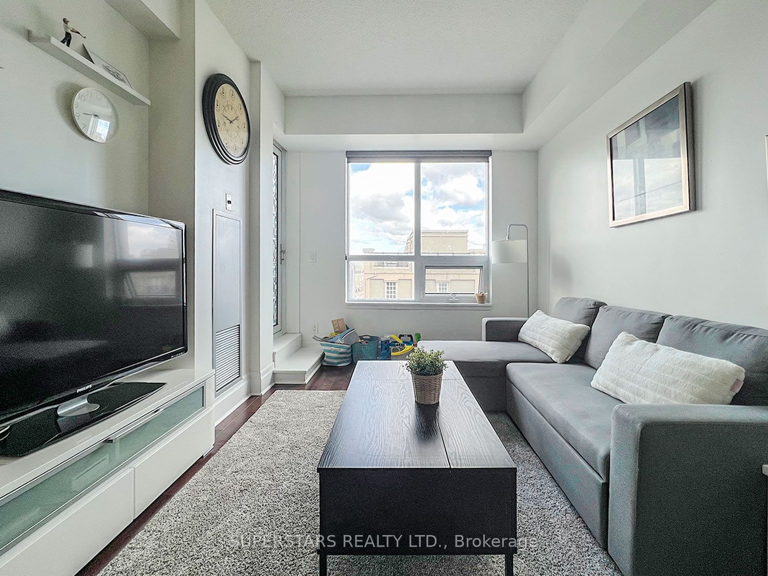 1 Upper Duke Cres, #402A