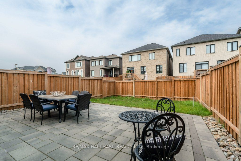 245 Cranbrook Cres
