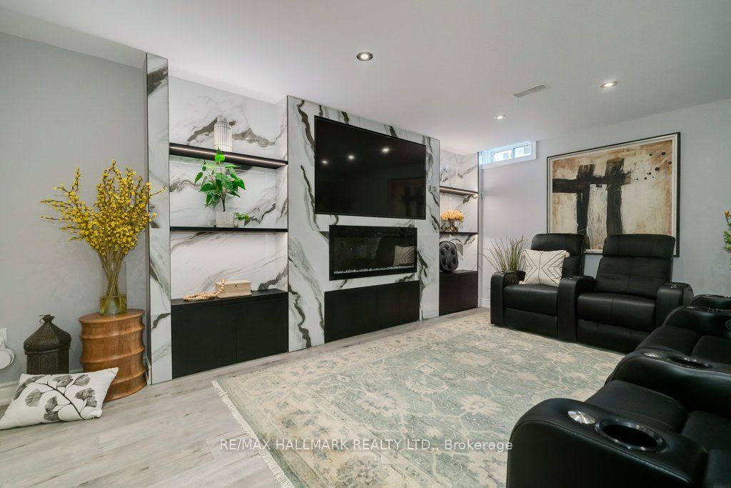 245 Cranbrook Cres