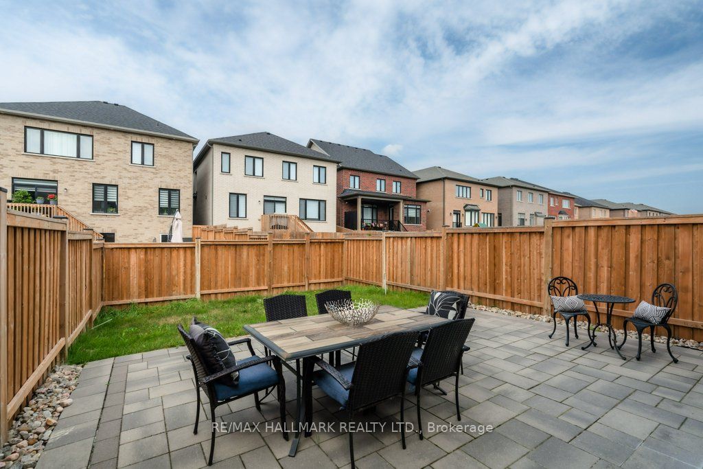 245 Cranbrook Cres