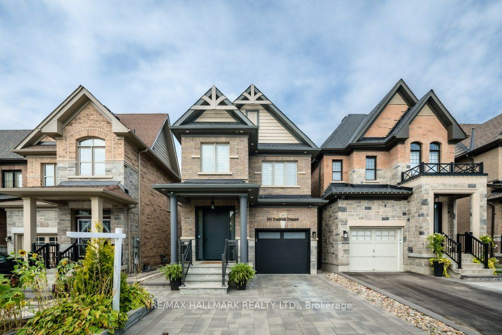 245 Cranbrook Cres