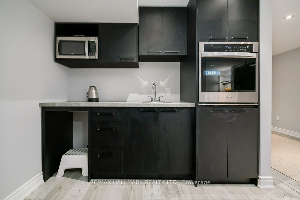 245 Cranbrook Cres