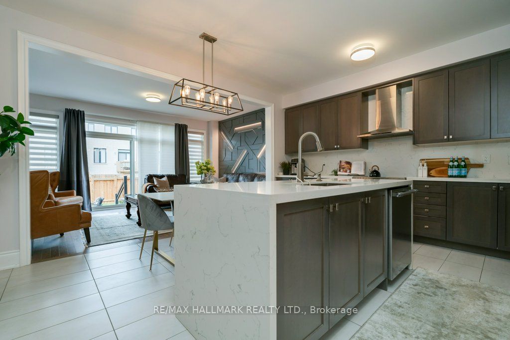 245 Cranbrook Cres