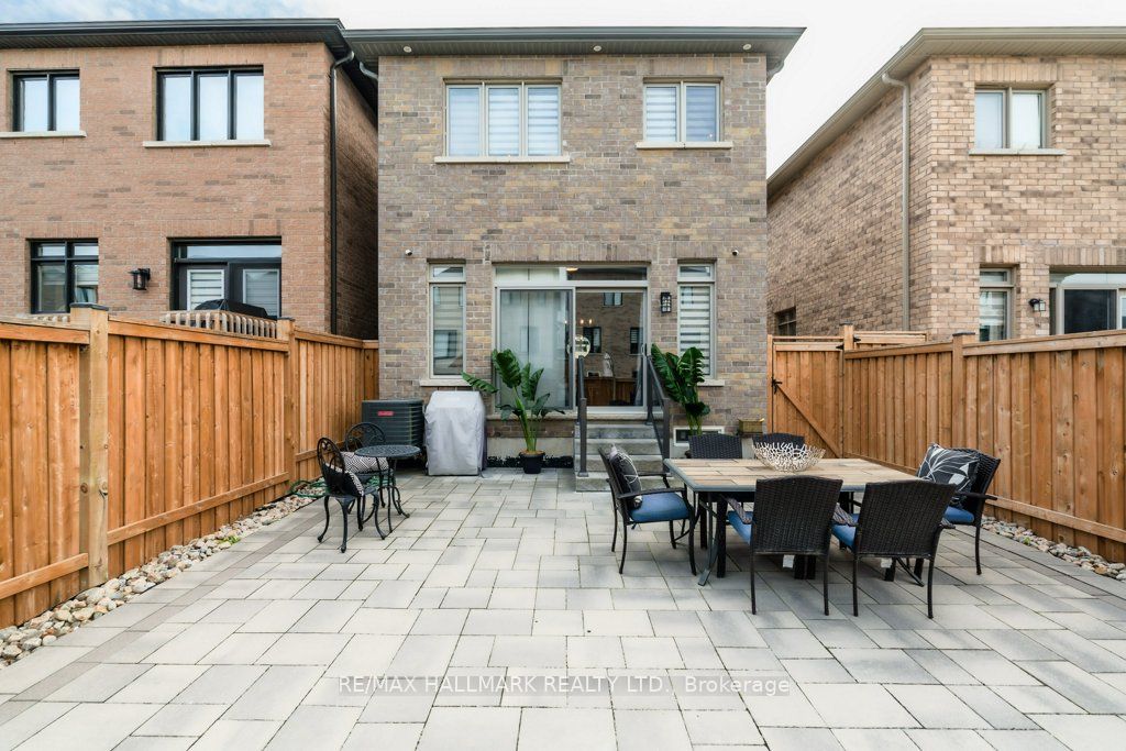 245 Cranbrook Cres
