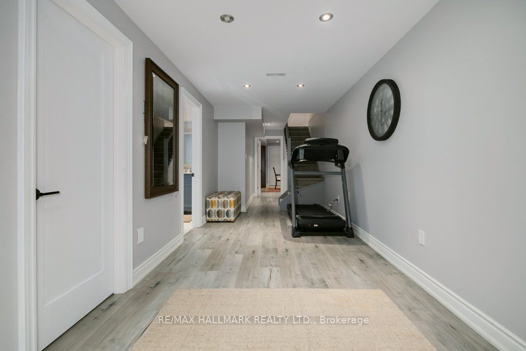 245 Cranbrook Cres