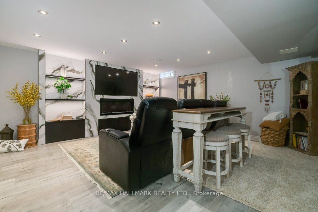 245 Cranbrook Cres