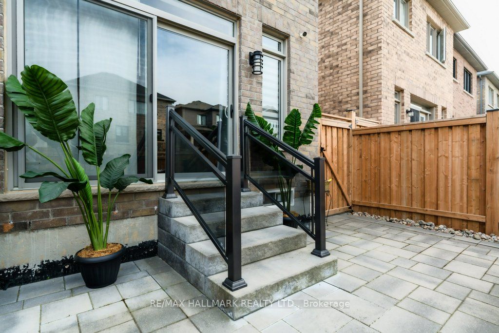 245 Cranbrook Cres