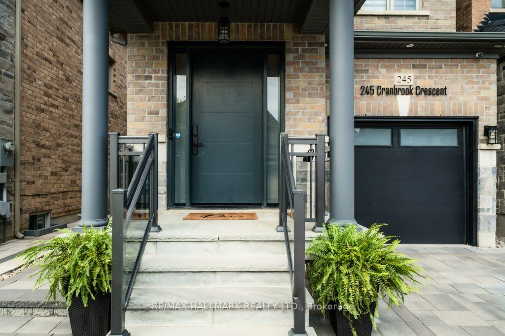 245 Cranbrook Cres