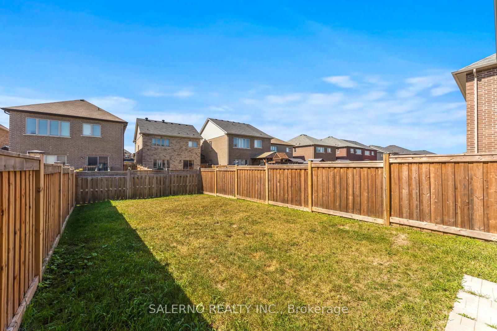 1514 Mcroberts Cres