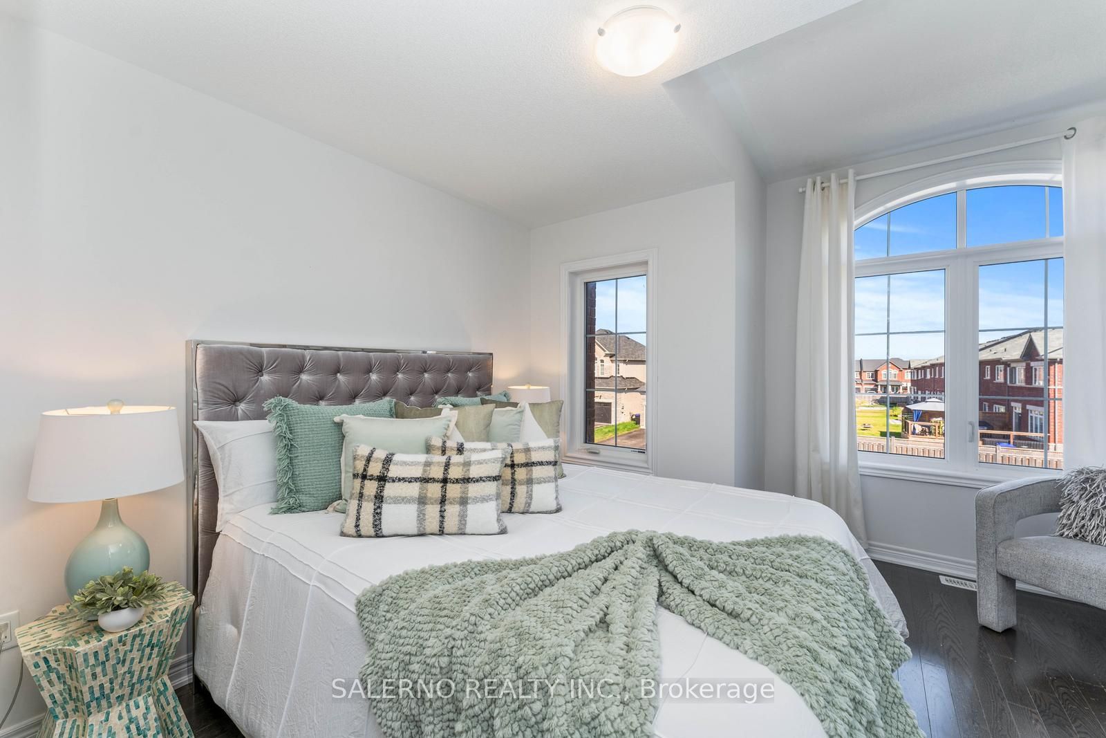 1514 Mcroberts Cres