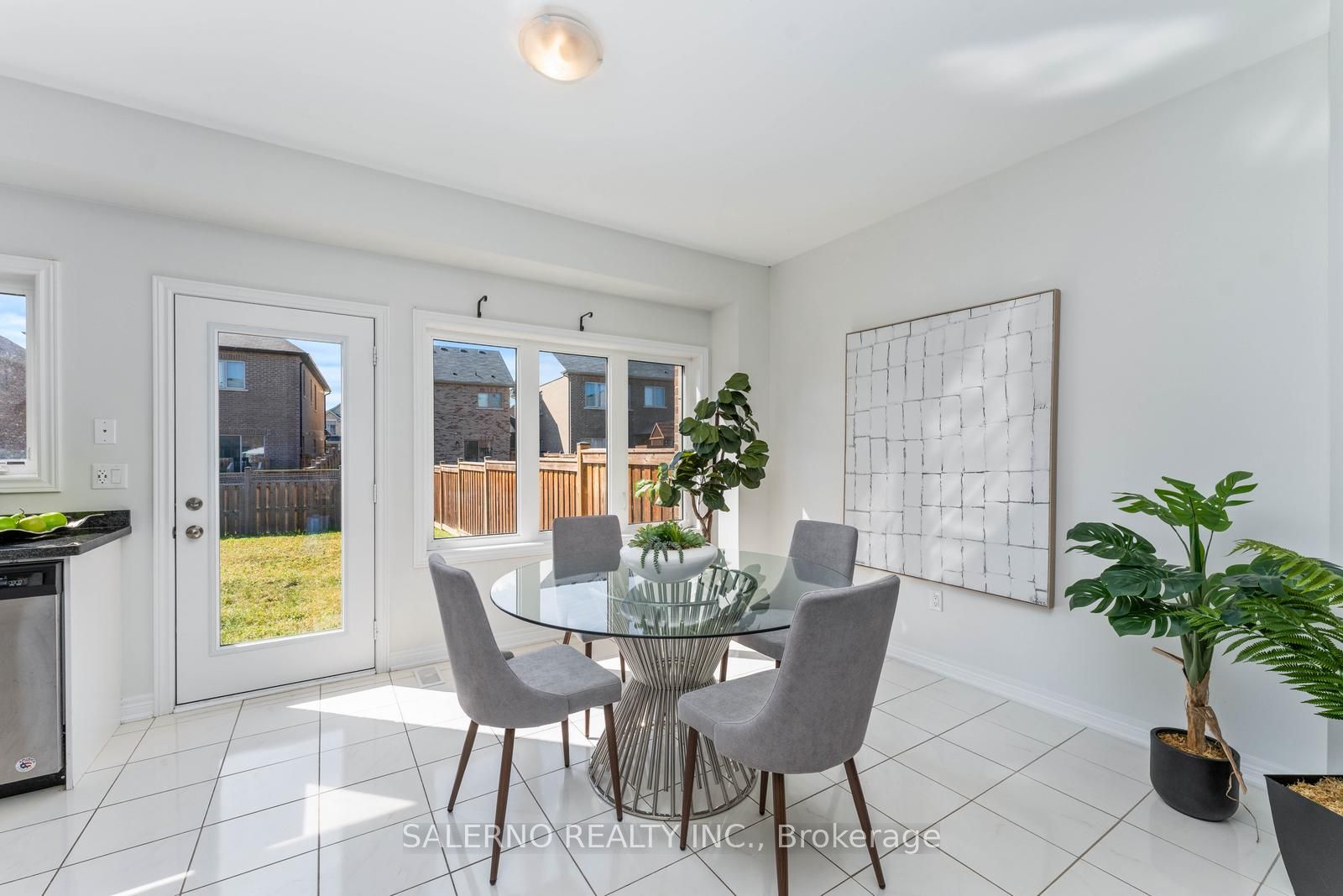 1514 Mcroberts Cres