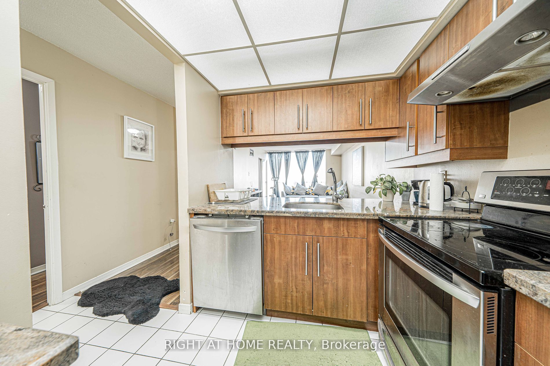 309 Major Mackenzie Dr E, #806