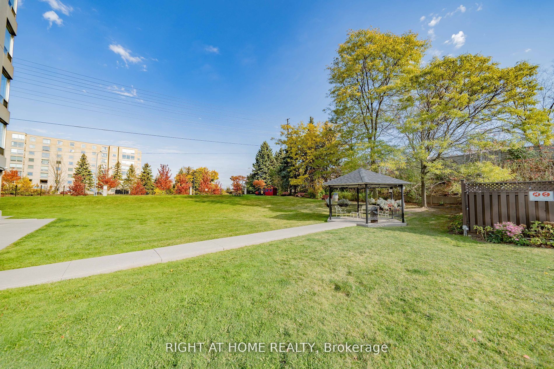 309 Major Mackenzie Dr E, #806