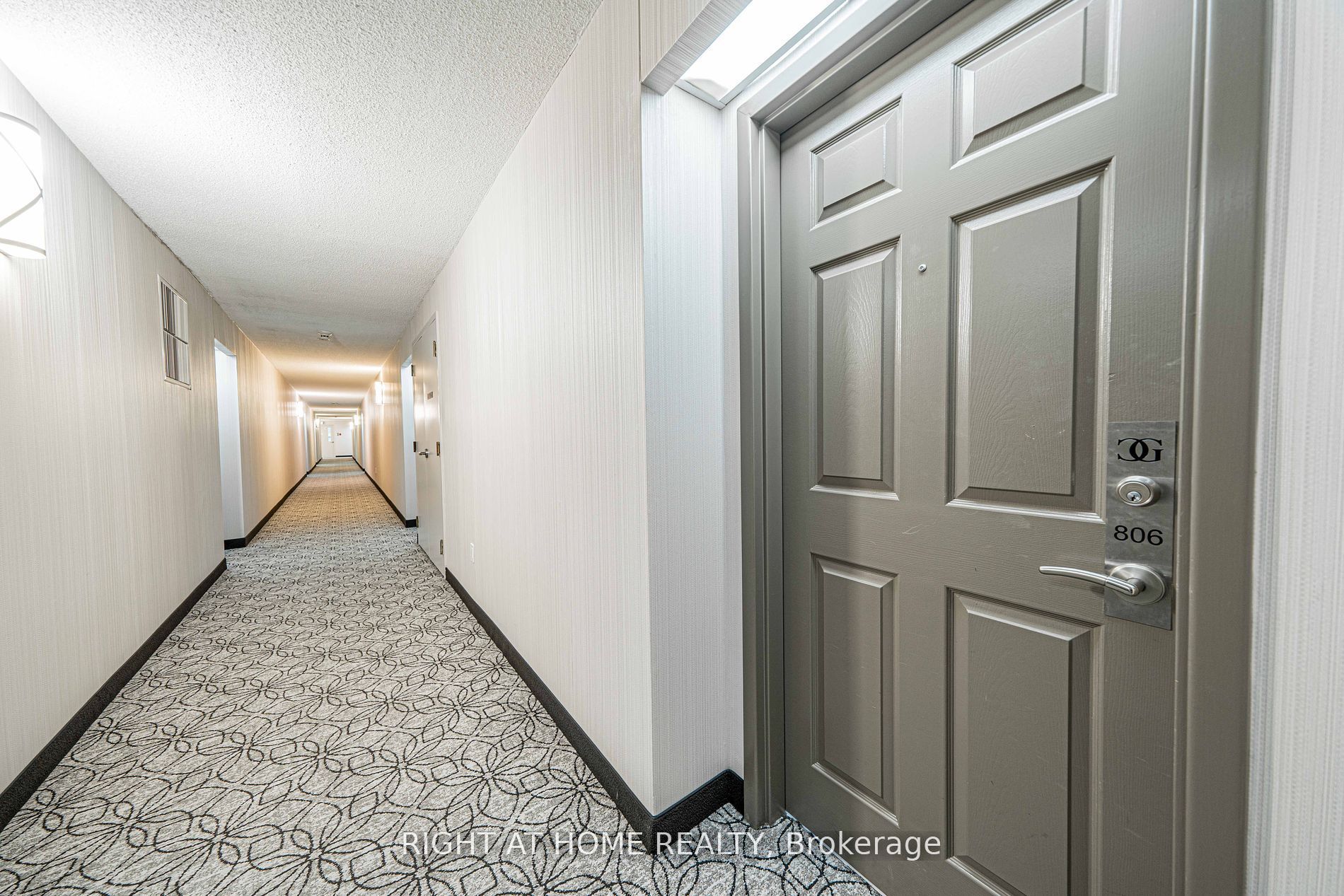 309 Major Mackenzie Dr E, #806