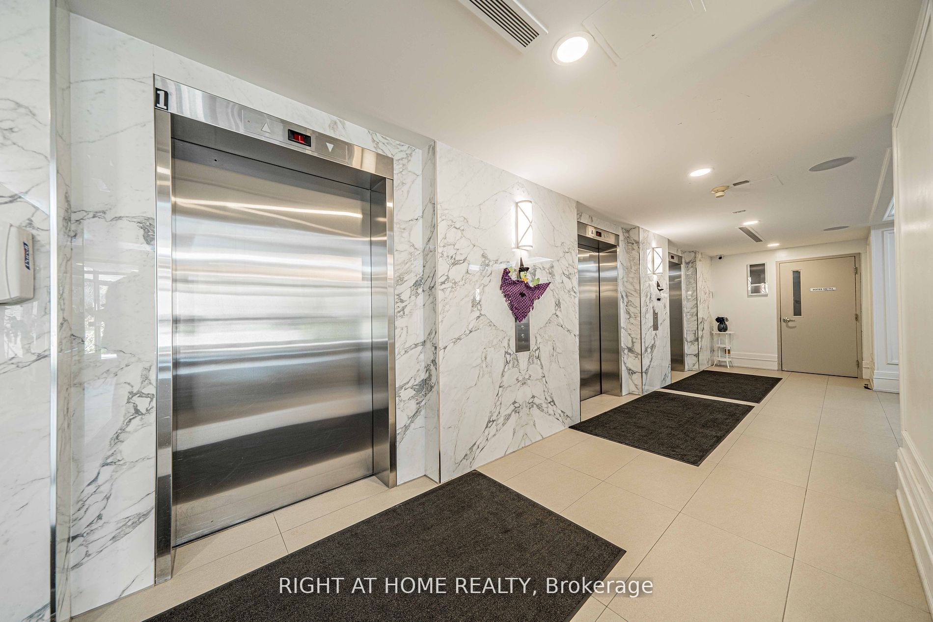 309 Major Mackenzie Dr E, #806