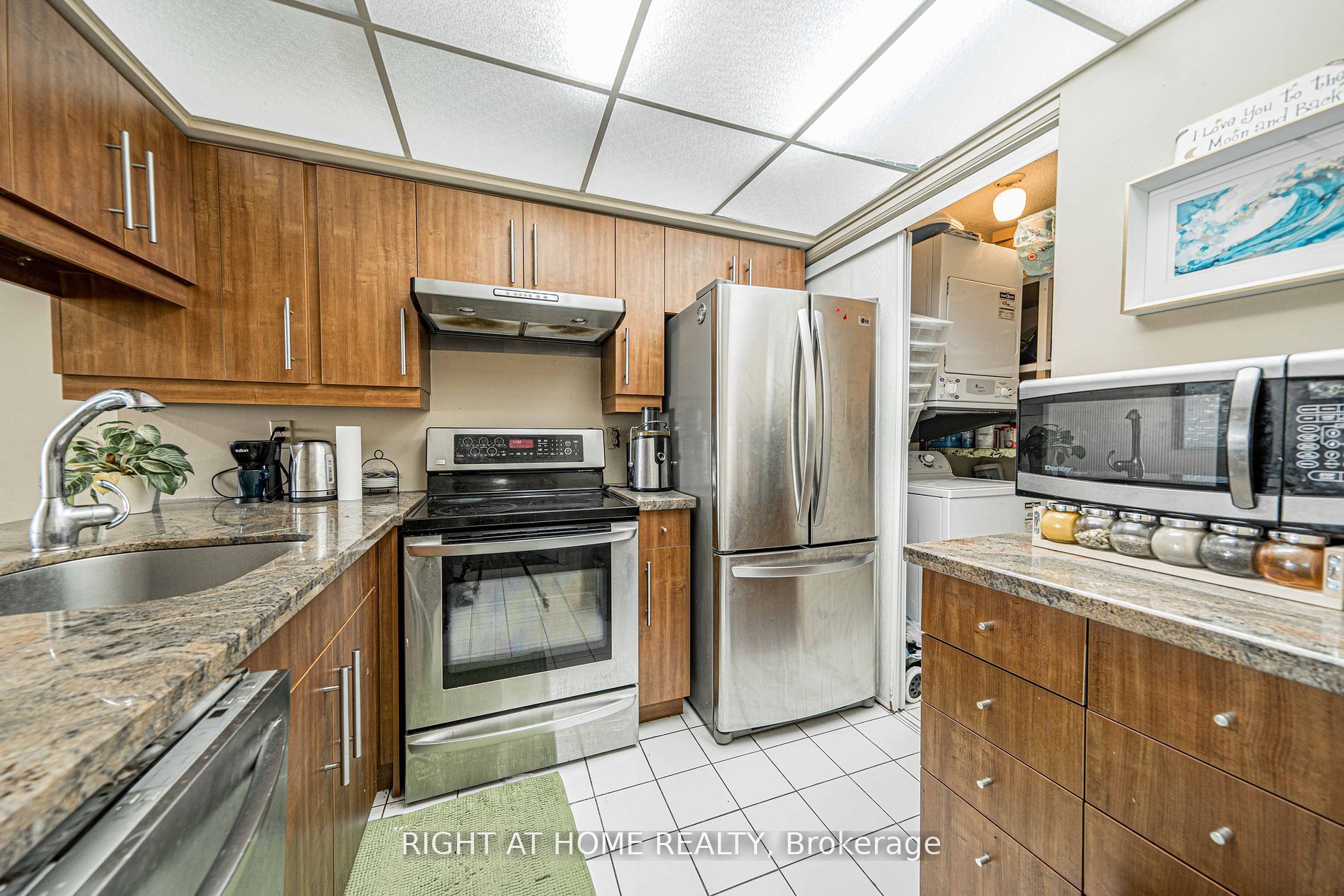 309 Major Mackenzie Dr E, #806