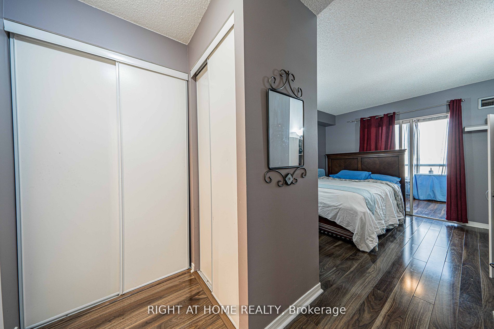 309 Major Mackenzie Dr E, #806