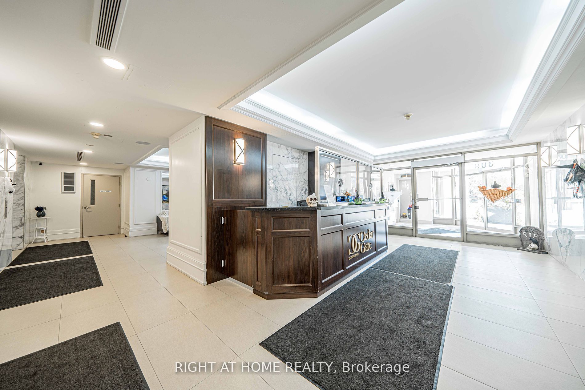 309 Major Mackenzie Dr E, #806