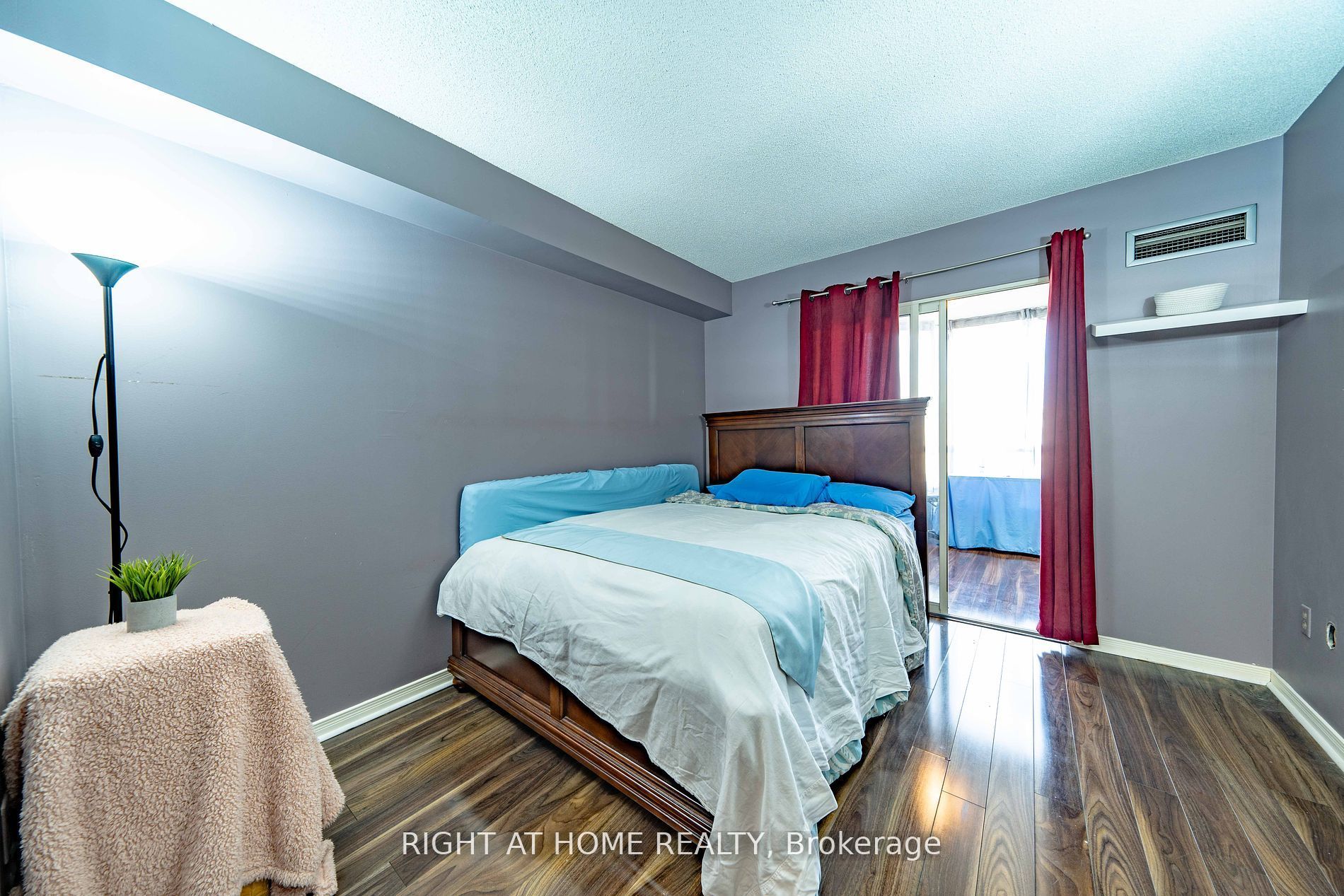 309 Major Mackenzie Dr E, #806