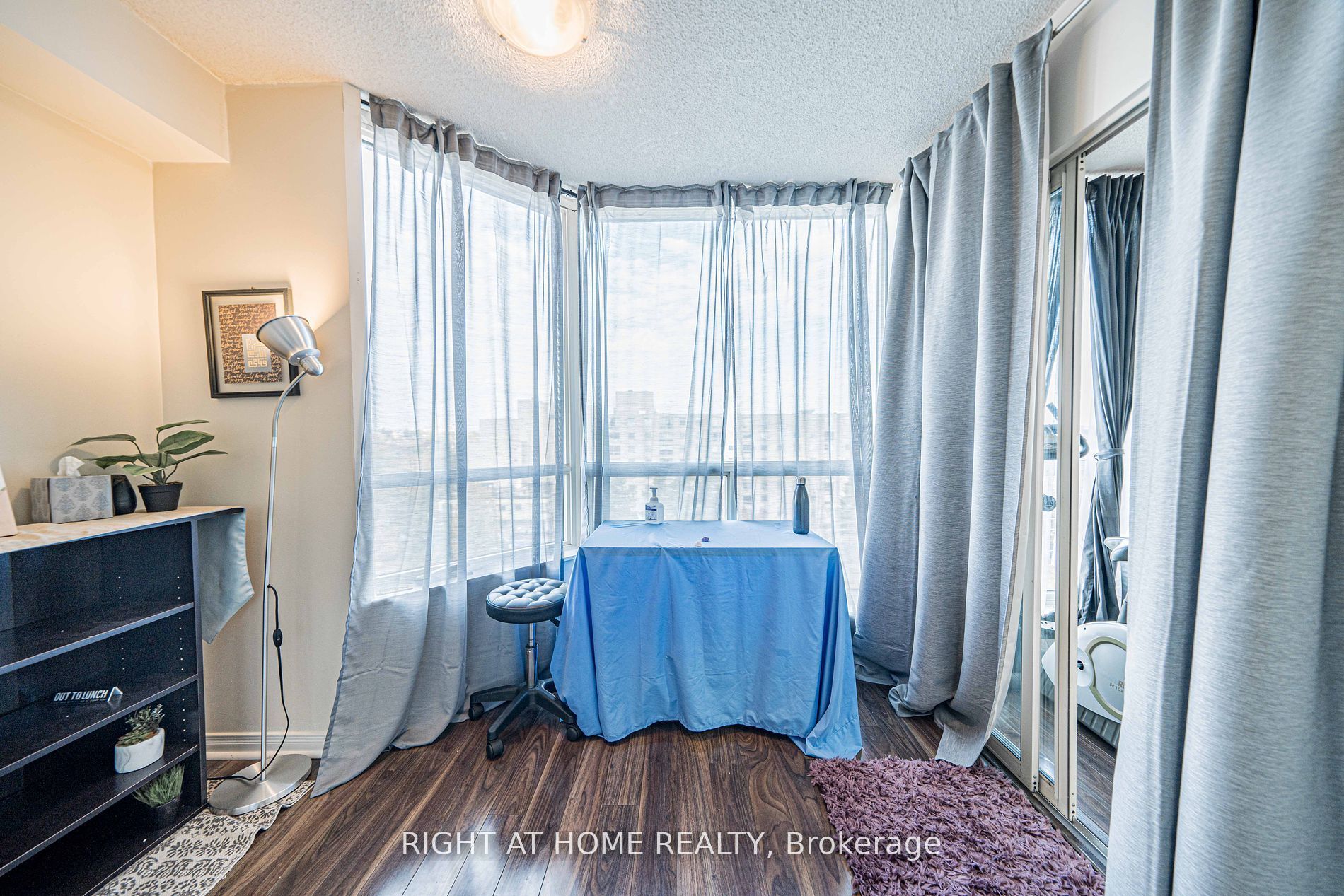 309 Major Mackenzie Dr E, #806