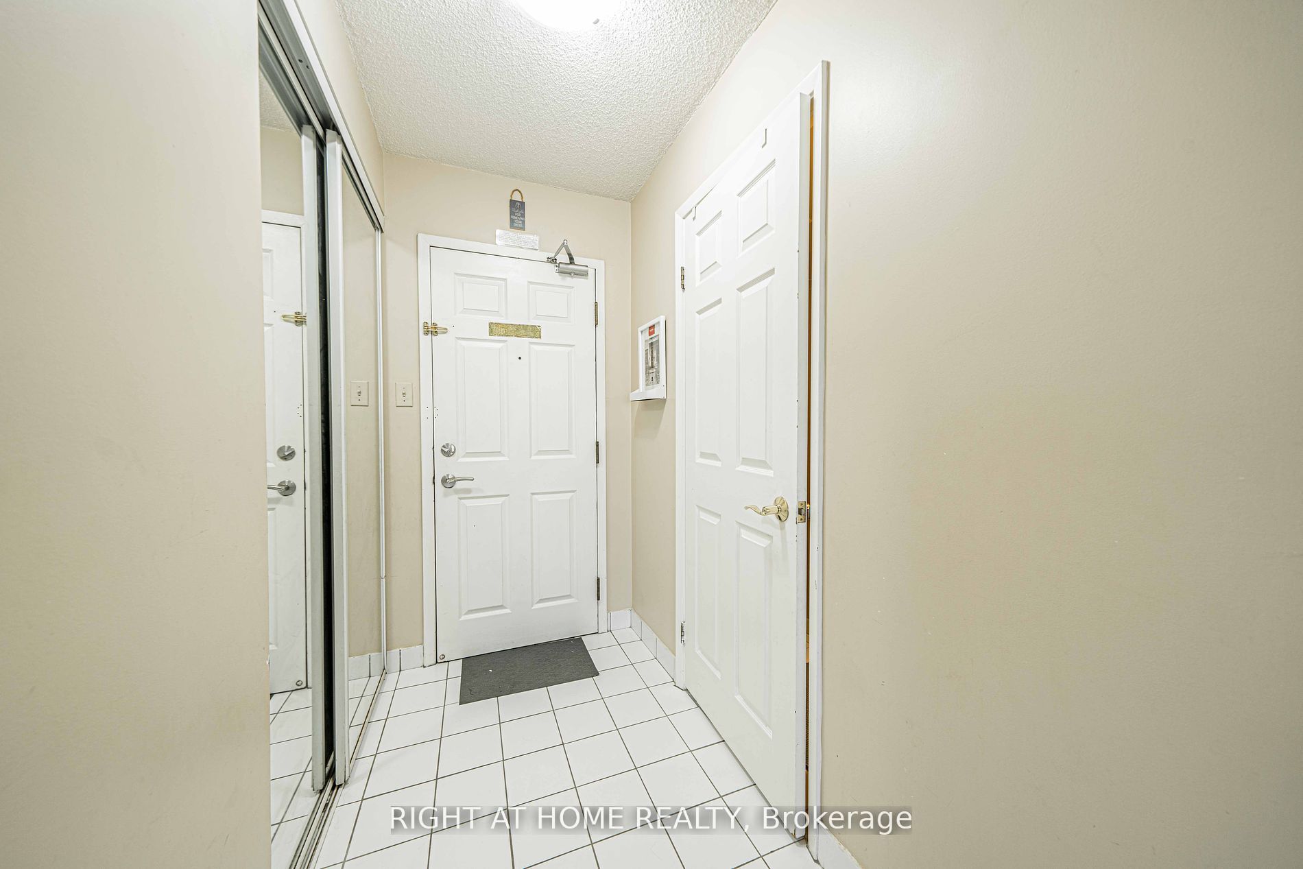 309 Major Mackenzie Dr E, #806
