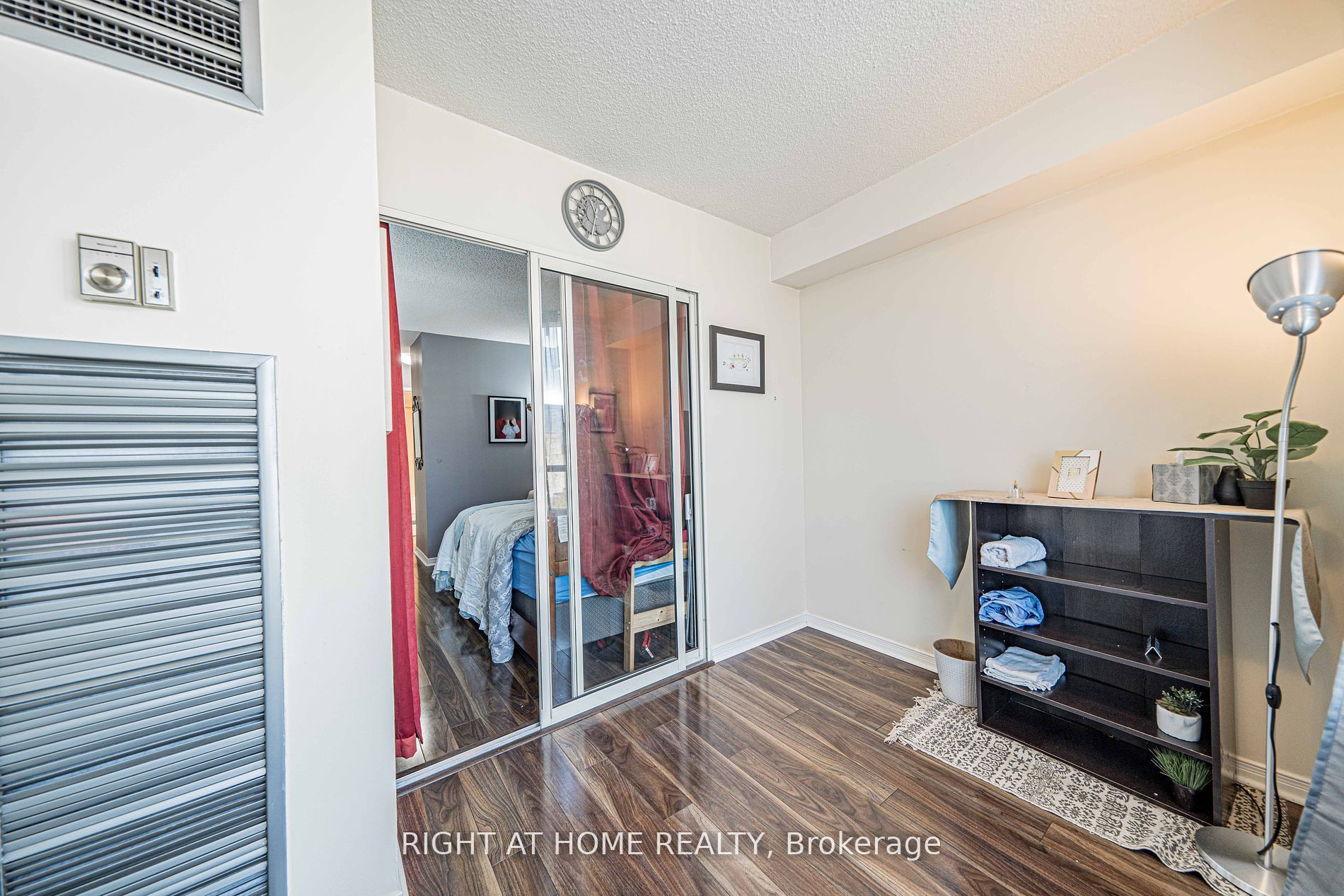 309 Major Mackenzie Dr E, #806