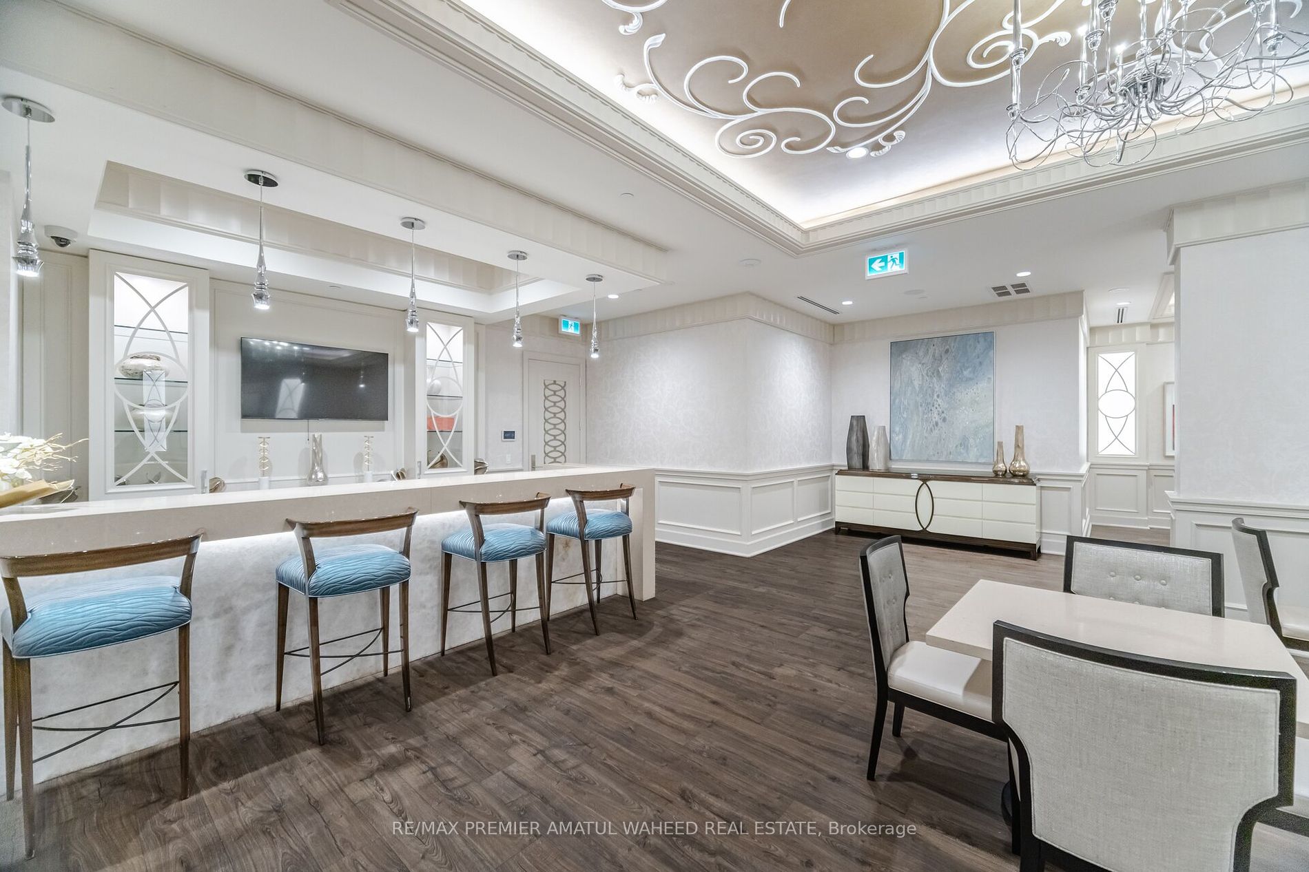 9085 Jane St, #101