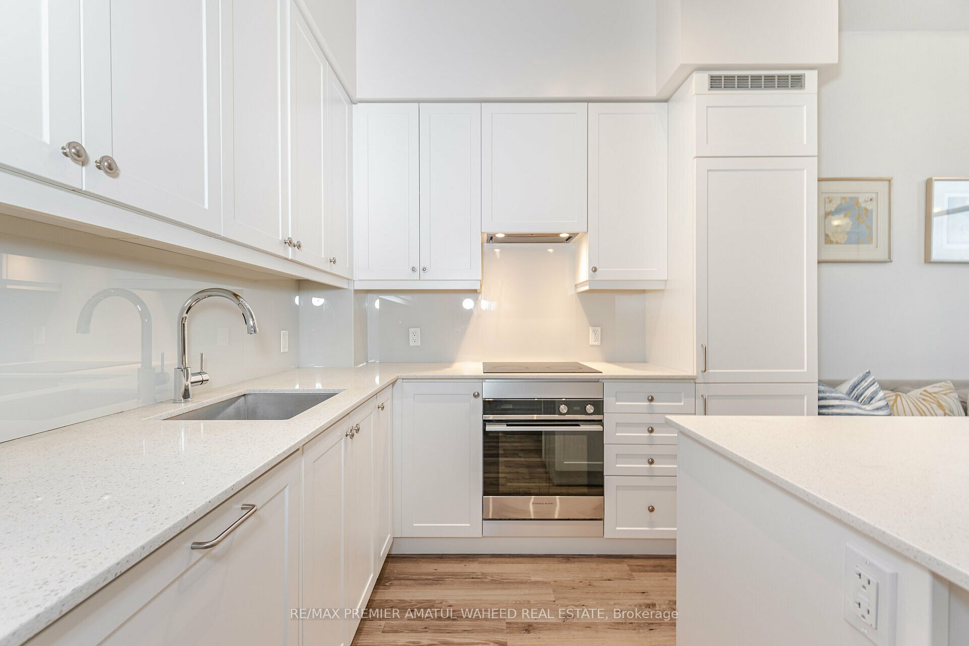 9085 Jane St, #101