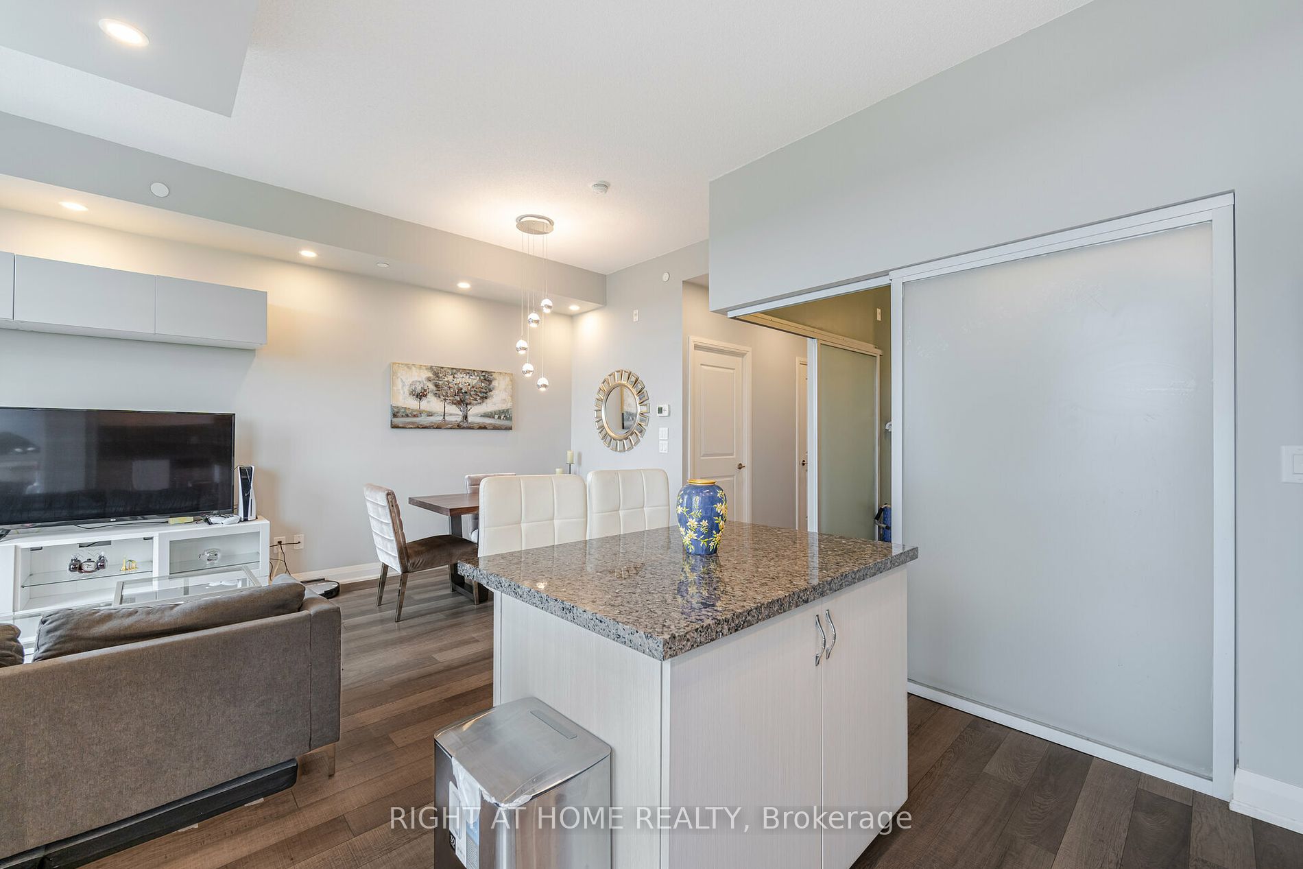 8763 Bayview Ave, #727
