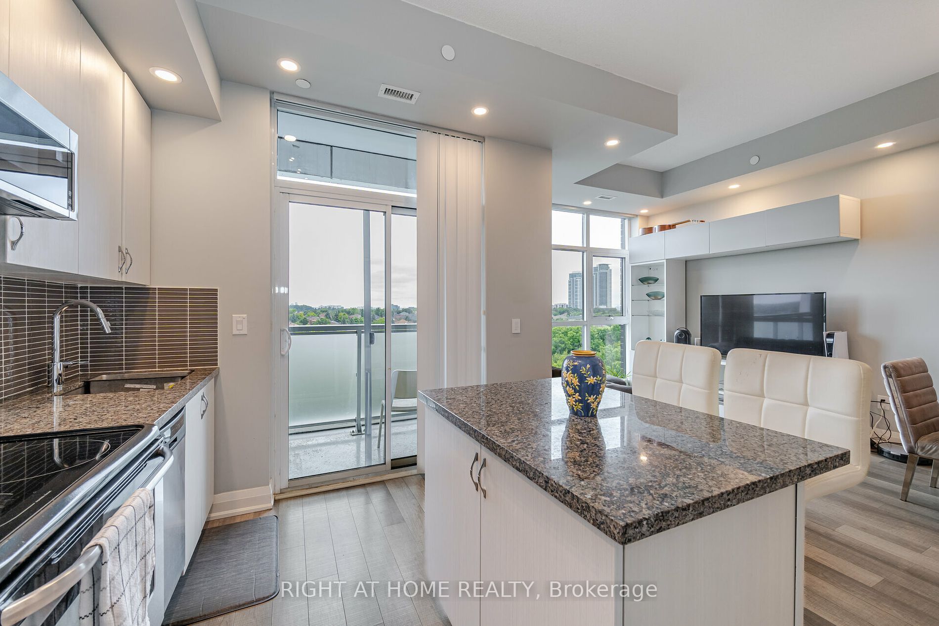 8763 Bayview Ave, #727