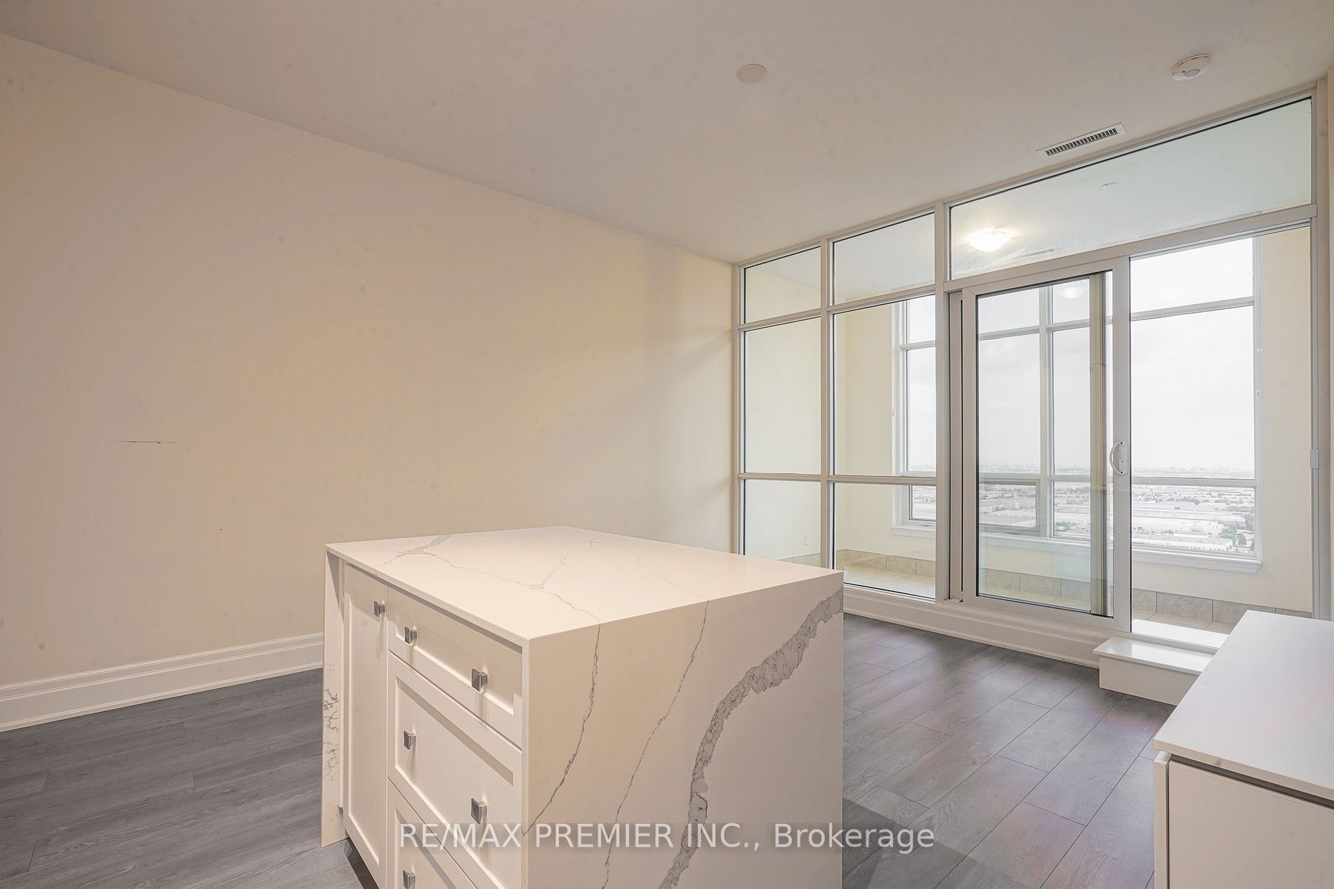 9075 Jane Street, #PH06