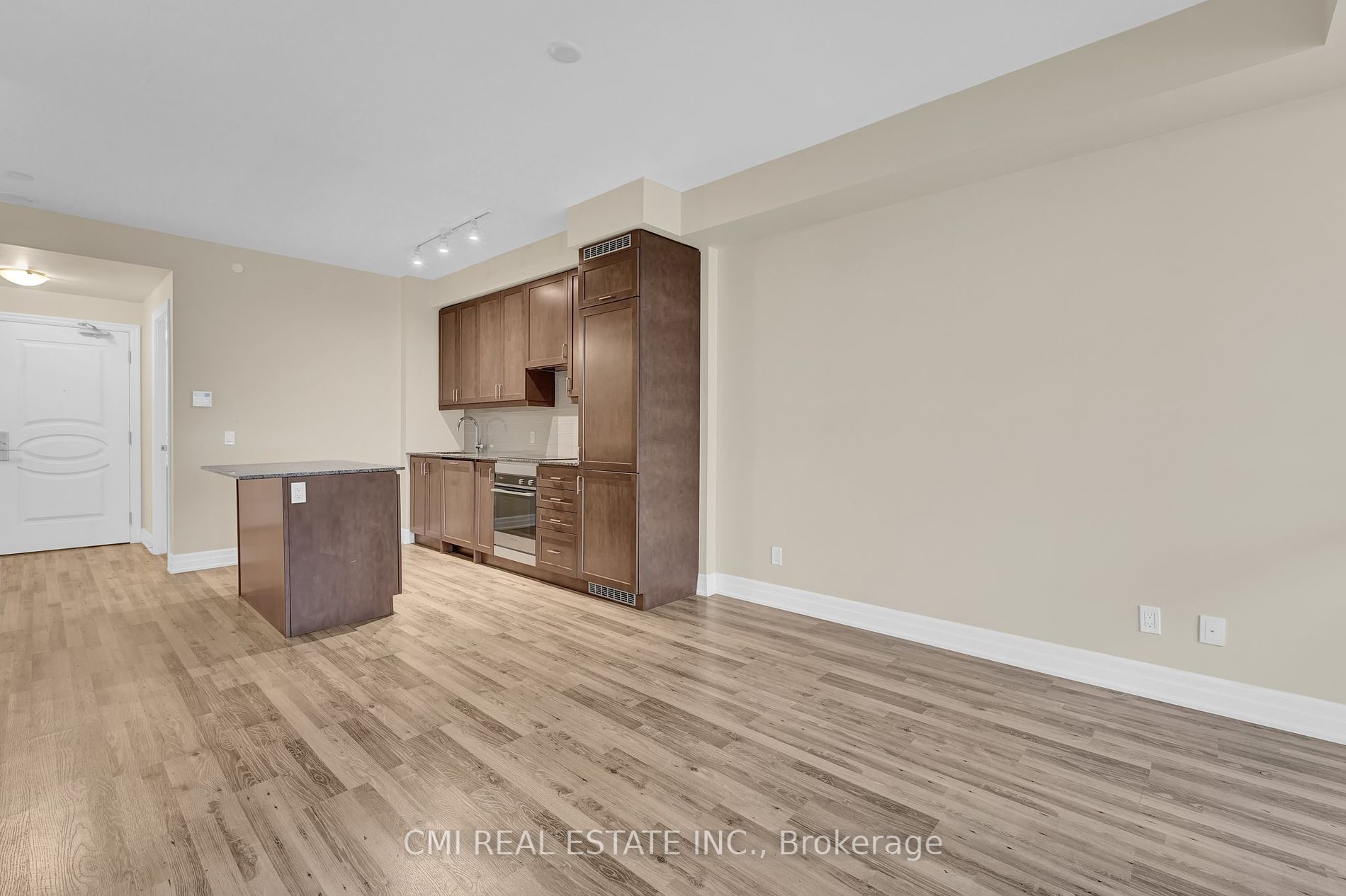 9075 Jane St, #407