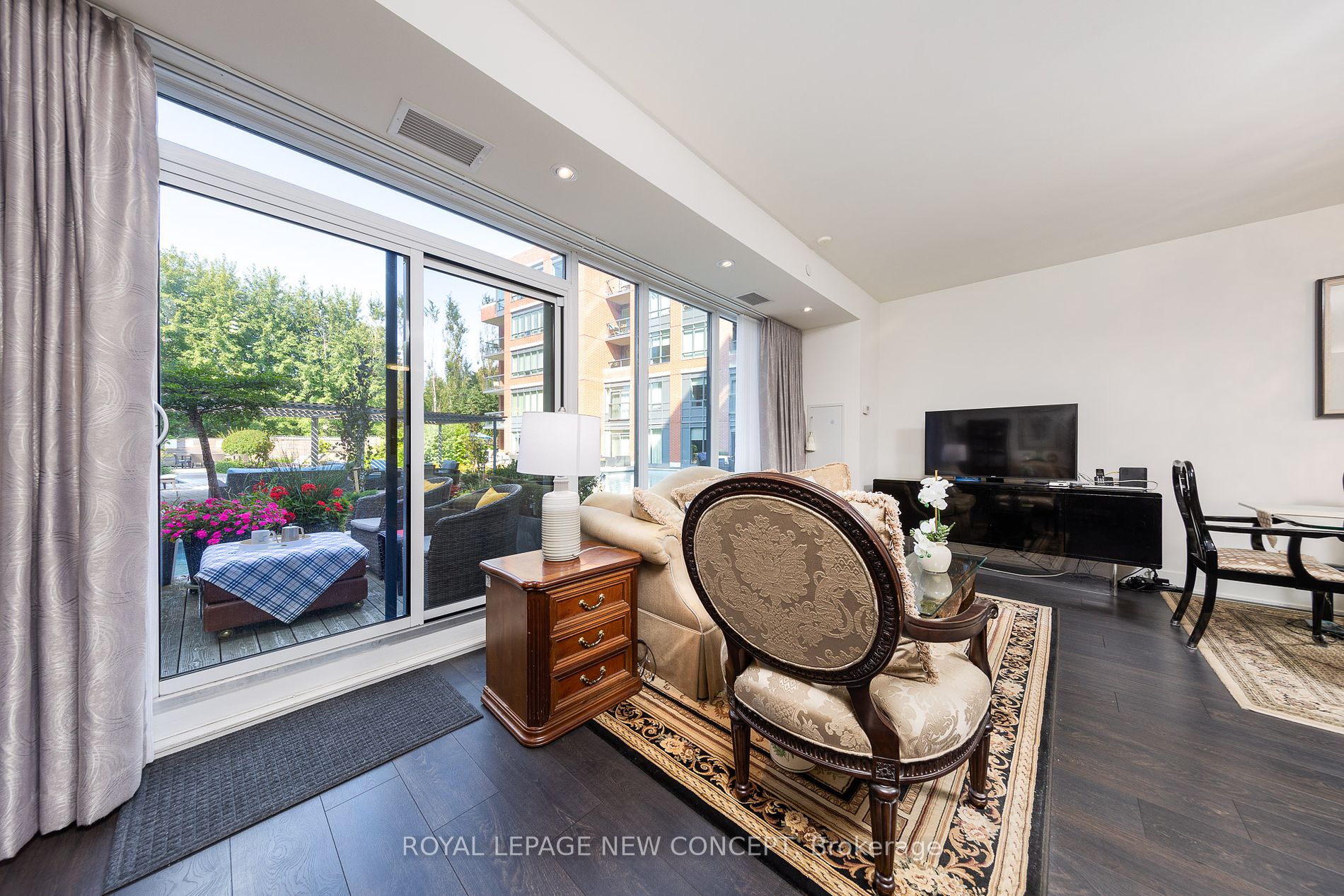 7608 Yonge St, #106