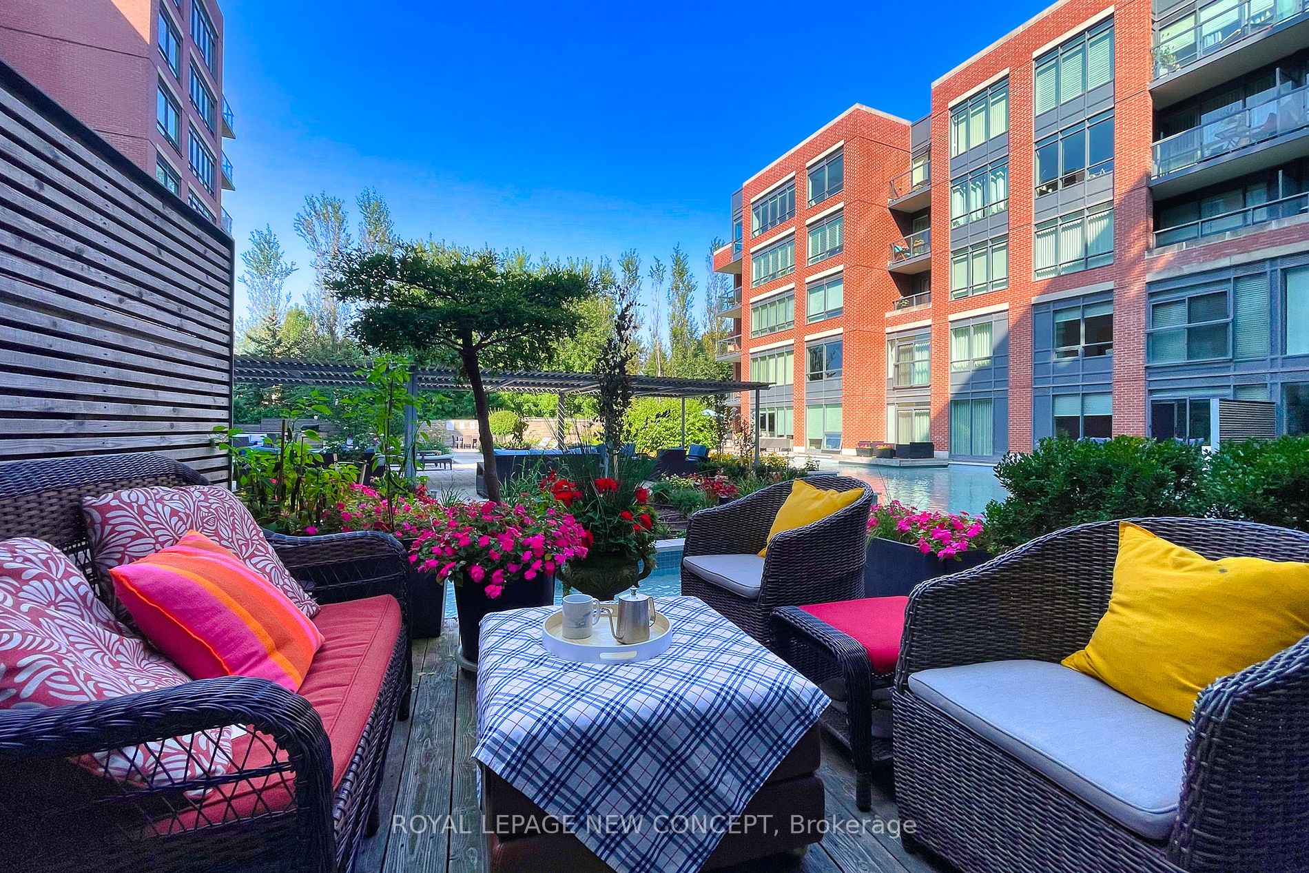 7608 Yonge St, #106