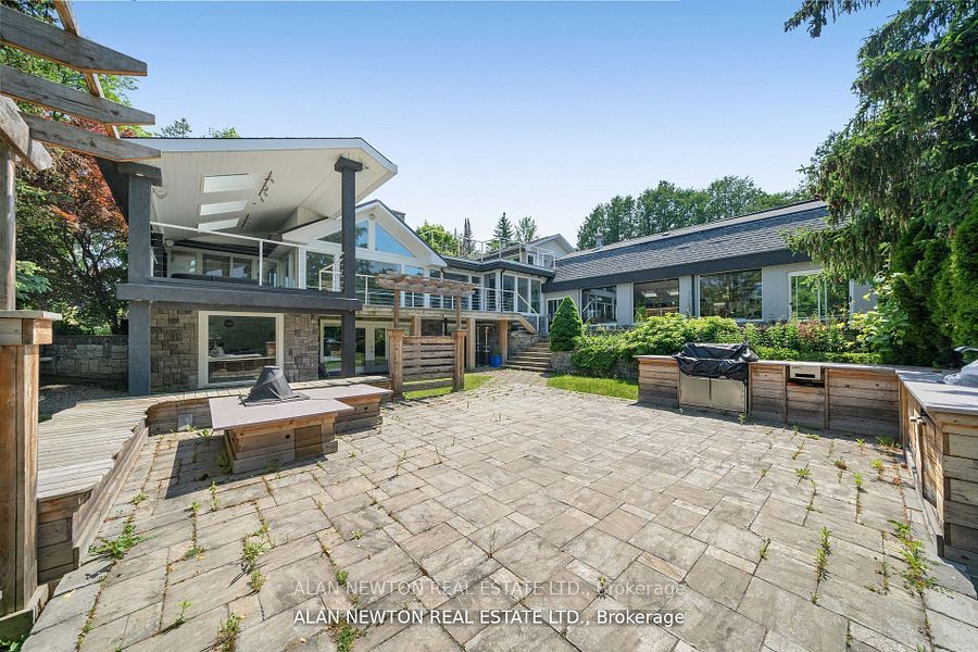 318 CENTRE St