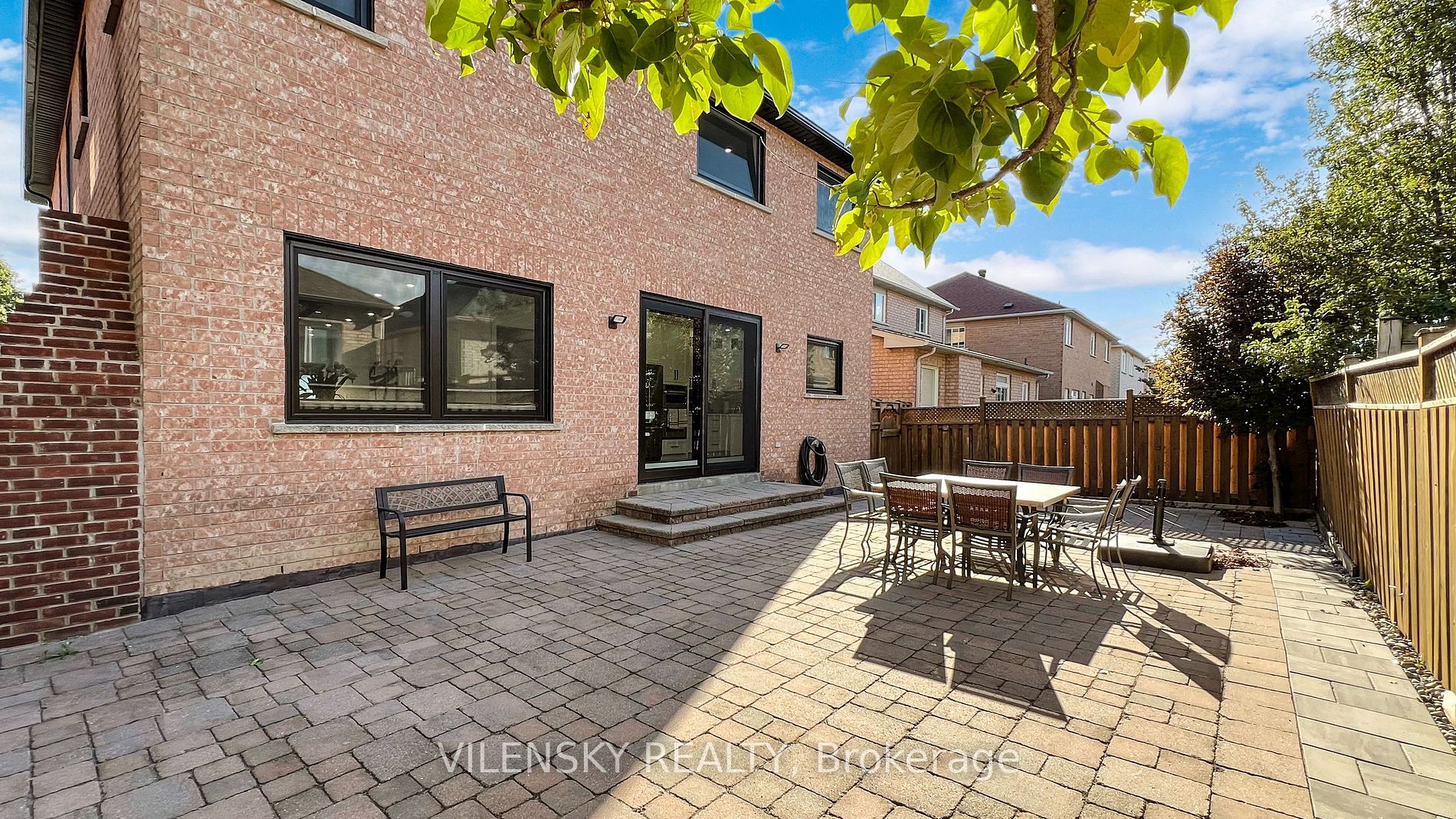 198 Dufferin Hill Dr