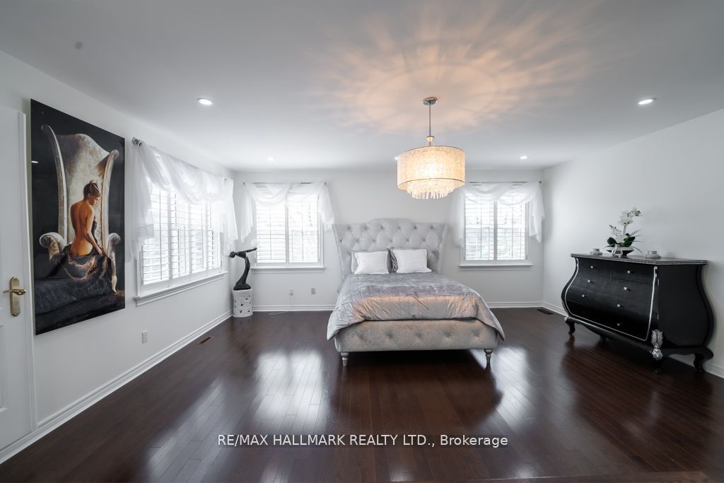 384 Kennedy St W