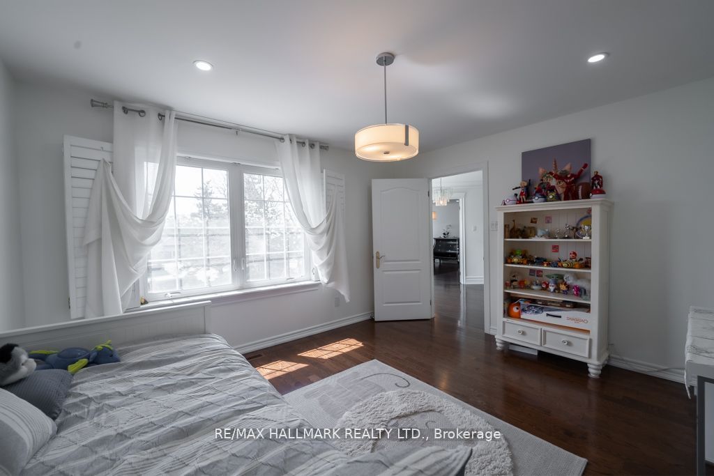 384 Kennedy St W