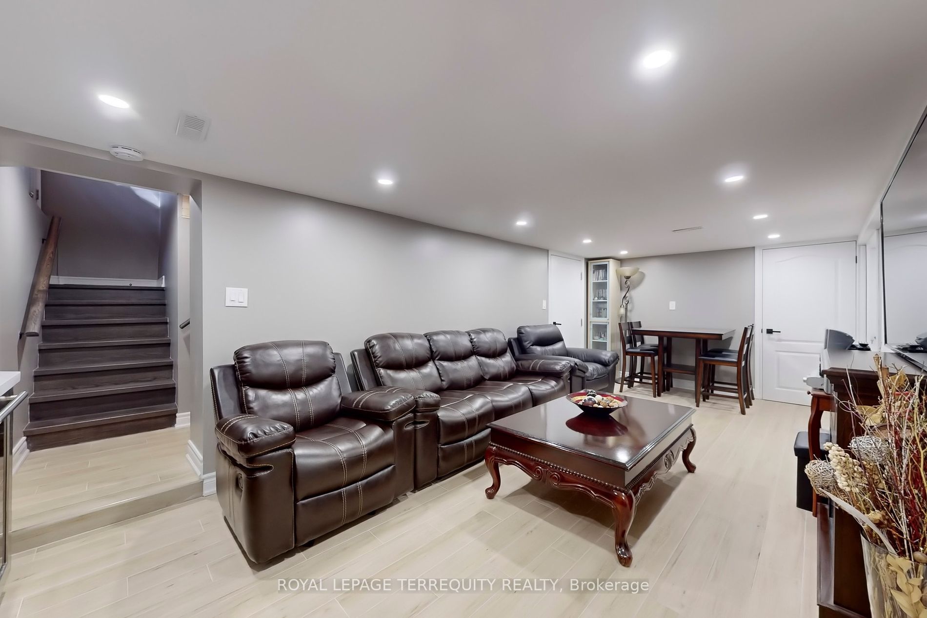 36 Elmvale Blvd
