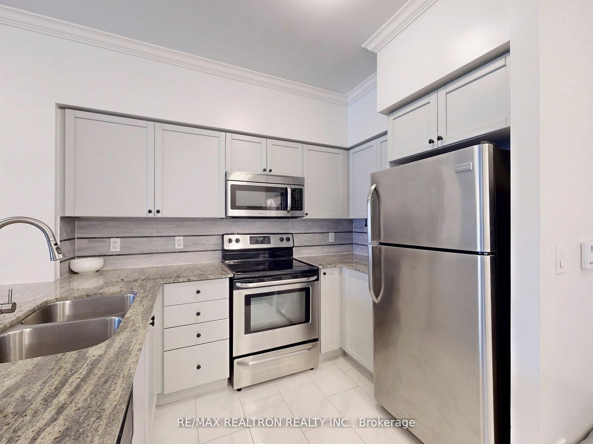 75 King William Cres, #102