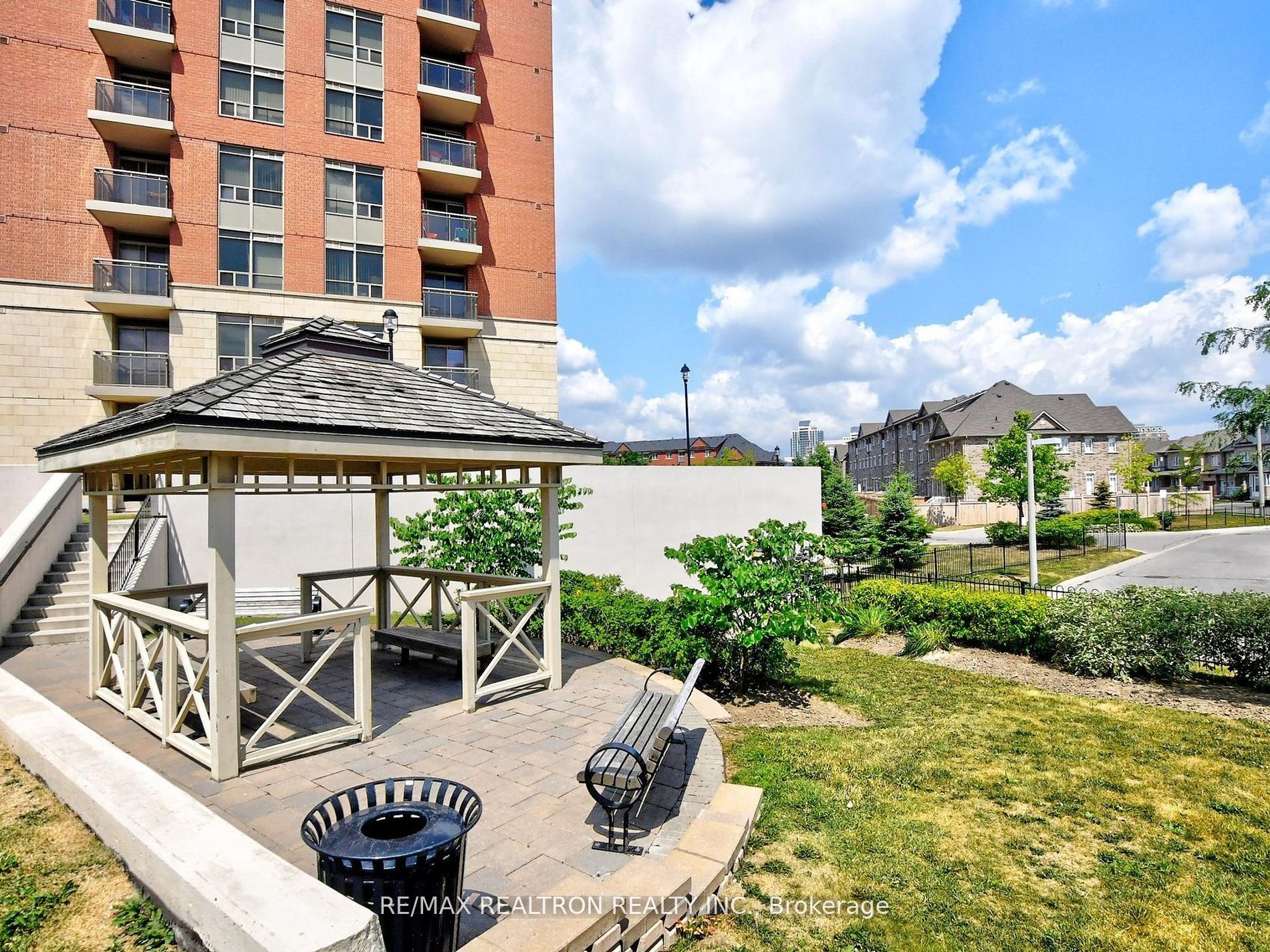 75 King William Cres, #102