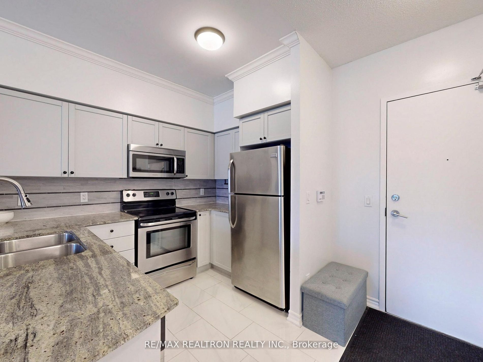 75 King William Cres, #102