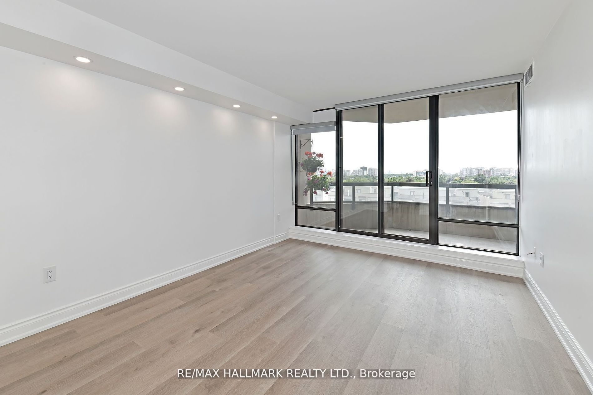 7420 Bathurst St, #706