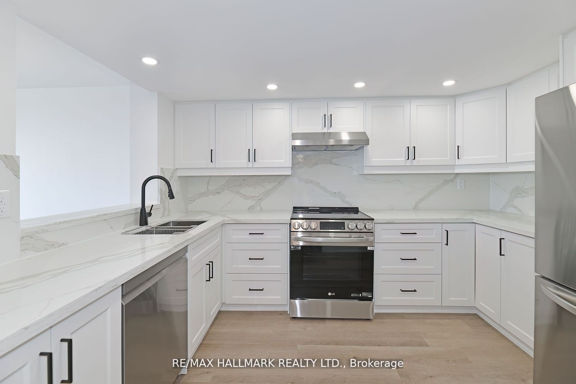 7420 Bathurst St, #706